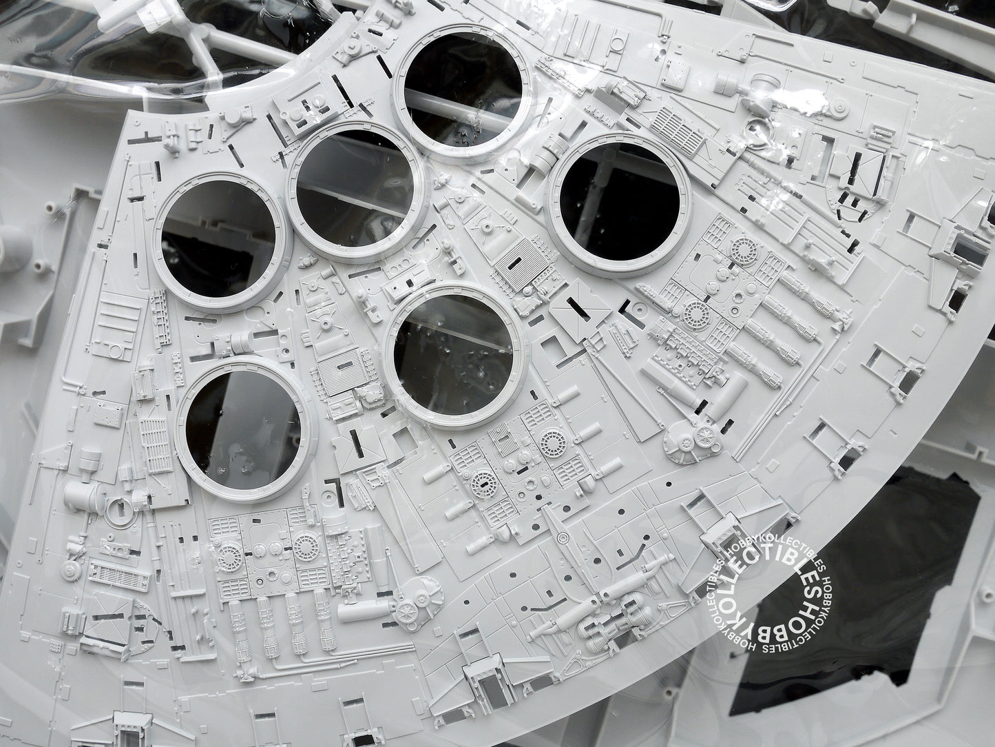 Bandai Star Wars 1/72 Millennium Falcon Premium Version w/ LED Lights Model Kit