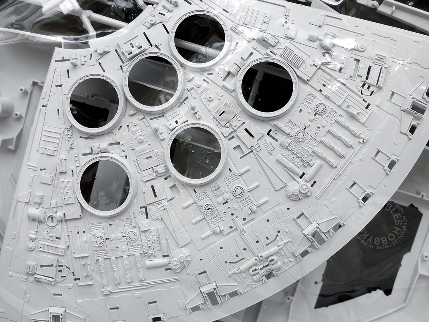 Bandai Star Wars 1/72 Millennium Falcon Premium Version w/ LED Lights Model Kit