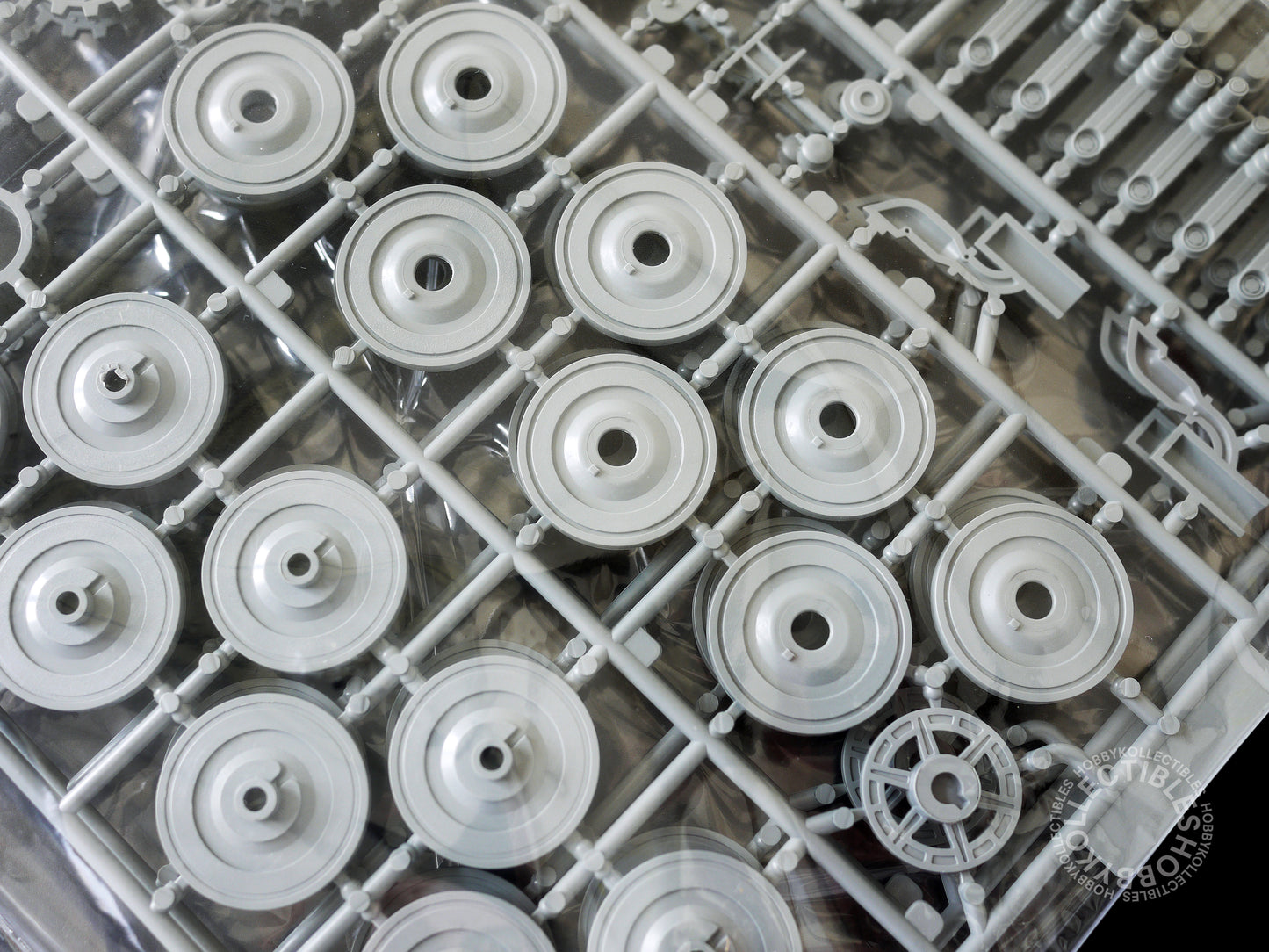 Modelcollect 1/35 Fist of War German E-100 Doppeladler Heavy Tank Model Kit